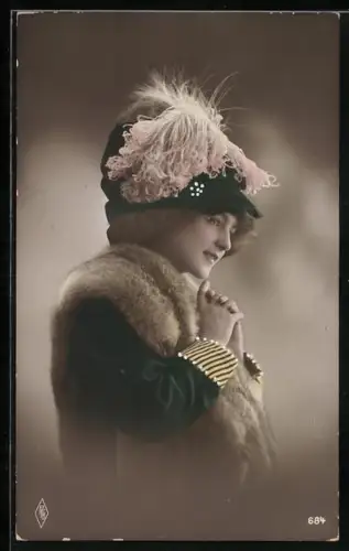 Foto-AK PFB Nr. 684: Junge Dame mit Pelzstola und elegantem Hut