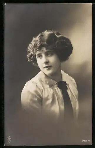 Foto-AK PFB Nr. 3805/6: Junge Frau mit nachdenklichem Blick