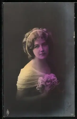 Foto-AK PFB Nr. 731: Junge Frau mit seelenvollem Blick und Blumen in der Hand