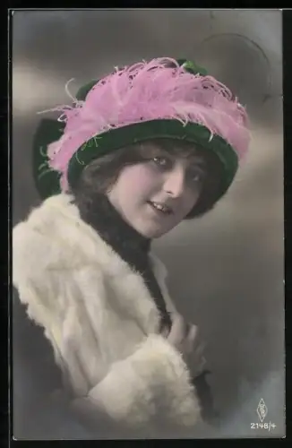 Foto-AK PFB Nr. 2148/4: Junge Frau mit Pelzstola und extravagantem Hut