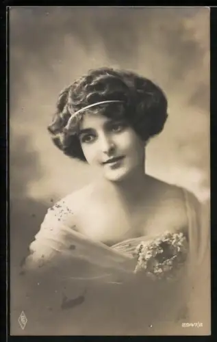 Foto-AK PFB Nr. 2947/2: Junges Mädchen mit verträumtem Blick