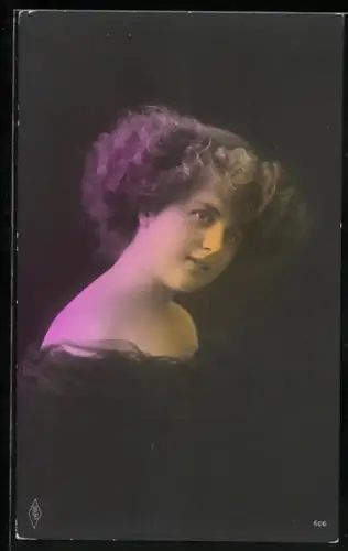 Foto-AK PFB Nr. 606: Junge Frau mit fragendem Blick
