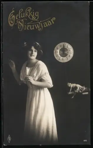 Foto-AK PFB Nr. 895: Junge Frau betrachtet die Uhr, die Mitternacht anzeigt, Gelukkig Nieuwjaar!
