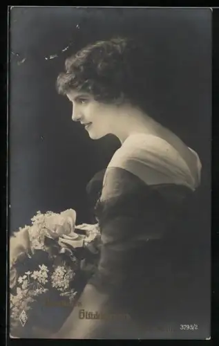 Foto-AK PFB Nr. 3793/2: Junge Frau gratuliert mit Blumen zum Geburtstag, Herzlichen Glückwunsch