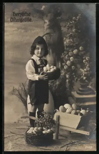 Foto-AK PFB Nr. 2766/6: Junge trägt ein Körbchen mit Ostereiern, Herzliche Ostergrüsse