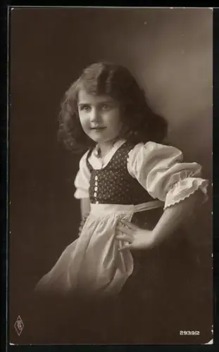 Foto-AK PFB Nr. 2939/2: Kleines Mädchen im Dirndl verschränkt die Arme in den Hüften