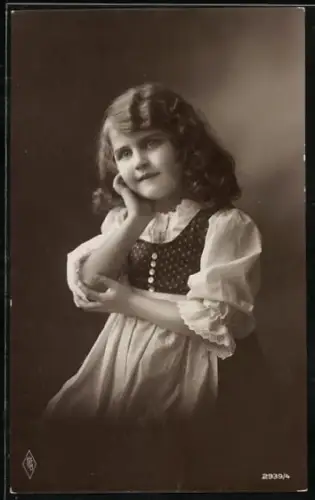 Foto-AK PFB Nr. 2939/4: Mädchen im Dirndl mit nachdenklichem Blick
