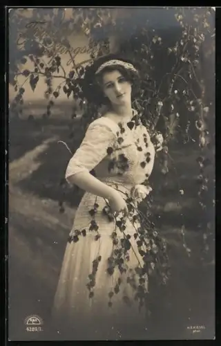 Foto-AK R & K / L Nr. 4289/1: Junge Frau im Kleid zwischen Birkenblättern