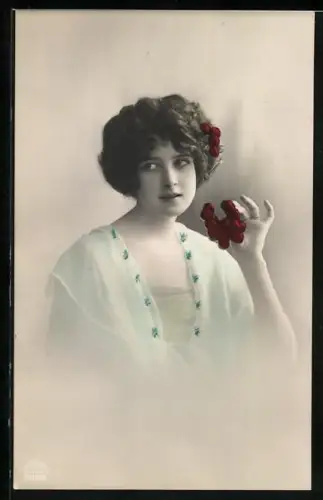 Foto-AK R & K / L Nr. 8210/2: Junge Frau mit roten Früchten im Haar