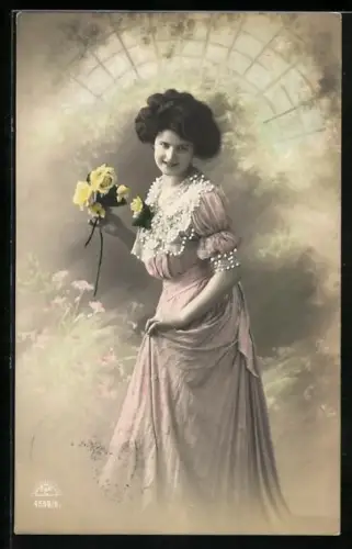 Foto-AK R & K / L Nr. 4559/5: Frau im Kleid mit gelben Rosen