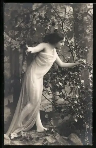 Foto-AK R & K / L Nr. 5071/2: Junge Frau im leichten Kleid zwischen Espenlaub