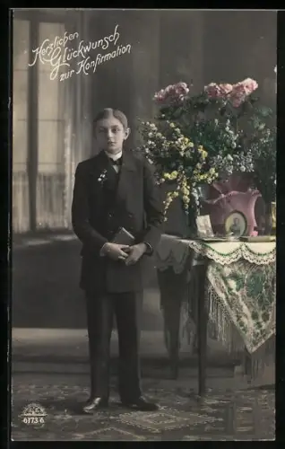 Foto-AK R & K / L Nr. 6173/6: Junge im Anzug neben Blumenstrauss, Konfirmation