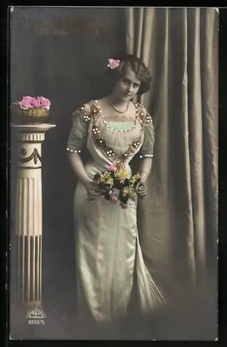 Foto-AK R & K / L Nr. 4810/5: Junge Frau im Kleid mit Blumenkranz