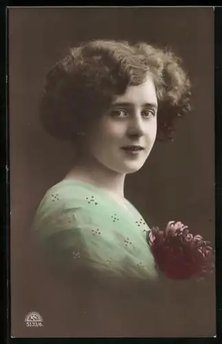 Foto-AK R & K / L Nr. 5133/6: Junge Frau blickt zum Fotografen