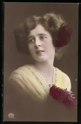 Foto-AK R & K / L Nr. 5133/1: Junge Frau mit Blumenschmuck im Haar