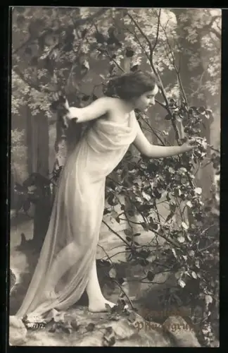 Foto-AK R & K / L Nr. 5071/2: Junge Frau im Kleid zwischen Espenlaub