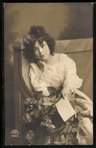 Foto-AK R & K / L Nr. 4269/6: Junge Frau mit Brief sitzt nachdenklich auf einer Bank