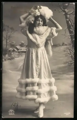 Foto-AK R & K / L Nr. 4480/5: Junge Frau mit winterlichem Kleid