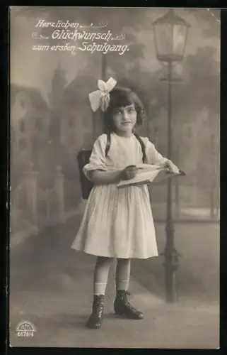Foto-AK R & K / L Nr. 6178/4: Mädchen mit Schleife im Haar am ersten Schultag
