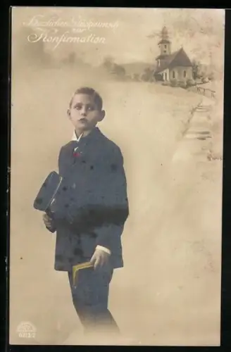Foto-AK R & K / L Nr. 6212/2: Junge mit Schirmmütze am Konfirmationstag, im Hintergrund Kirche