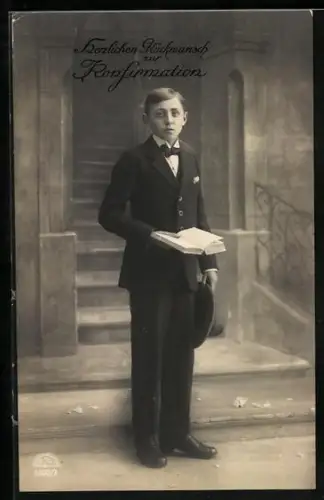 Foto-AK R & K / L Nr. 6202/2: Junge im Anzug mit Buch, Konfirmation