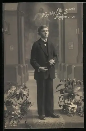 Foto-AK R & K / L Nr. 6139/4: Junge im Anzug zwischen Blumensträussen, Konfirmation