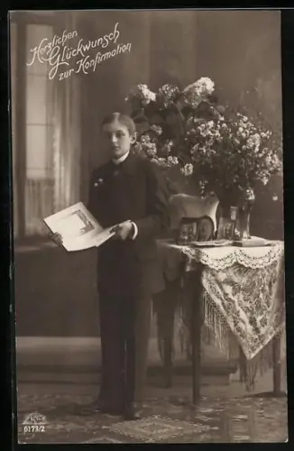 Foto-AK R & K / L Nr. 6173/2: Junge im Anzug mit Buch am Konfirmationstag