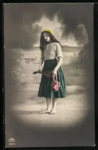 Foto-AK R & K / L Nr. 5362/5: Junge Frau mit Kopftuch und Laute