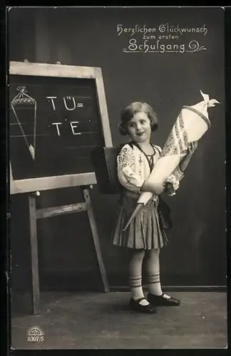 AK Schulanfang, Mädchen steht neben einer Tafel