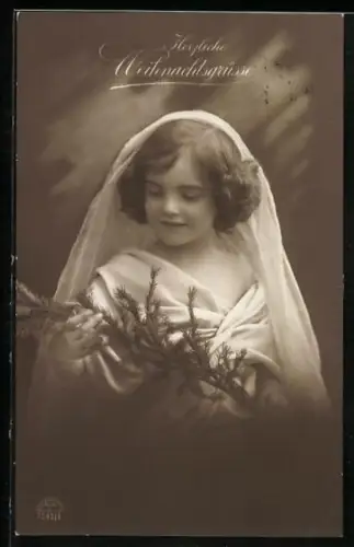 Foto-AK R & K / L Nr. 7141/1: Kleines Mädchen mit Tannenzweig