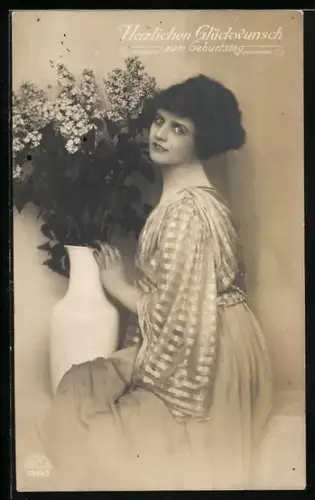 Foto-AK R & K / L Nr. 8849/5: Junge Frau neben Blumenvase