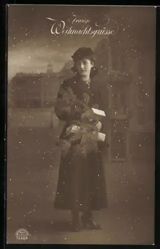 Foto-AK R & K / L Nr. 7132/4: Junge Frau mit Weihnachtsgeschenken