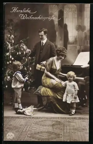 Foto-AK R & K / L Nr. 7070/1: Familie am Weihnachtstag