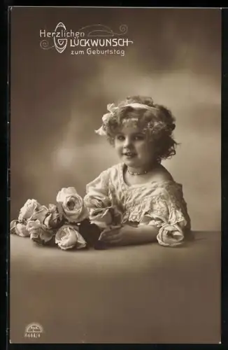 Foto-AK R & K / L Nr. 8444/4: Kleines Mädchen mit Rosenblüten
