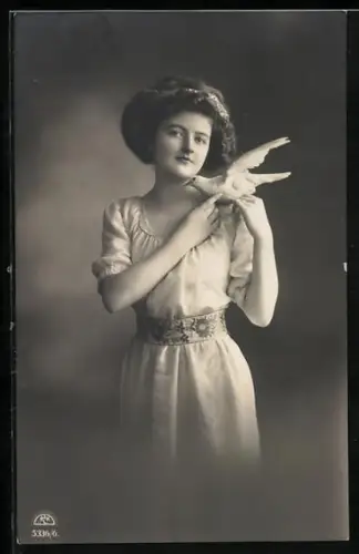 Foto-AK R & K / L Nr. 5336/6: Junge Frau mit weisser Taube