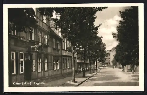 AK Klötze /Altm., Blick in die Engelstrasse mit Gasthaus Zum goldenen Löwen und Hotel Zum goldenen Löwen
