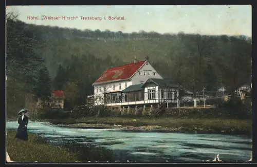 AK Treseburg i. Bodetal, Hotel Weisser Hirsch, Blick über den Fluss mit Spaziergängerin