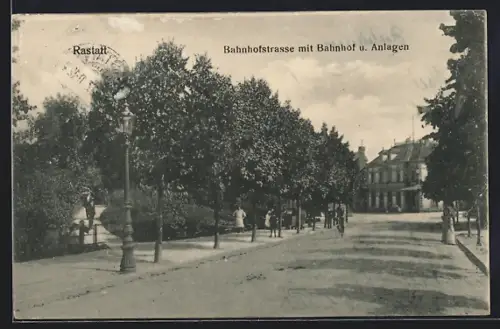 AK Rastatt, Bahnhofstrasse mit Bahnhof und Anlagen