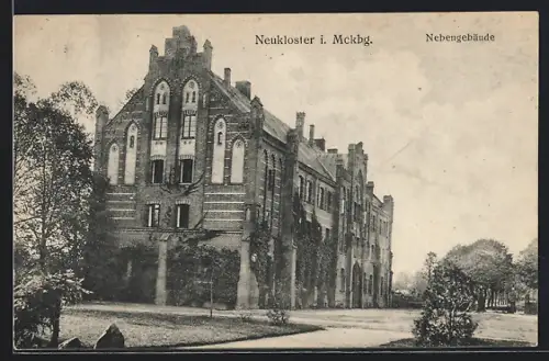 AK Neukloster / Meckl., Nebengebäude mit Anlagen
