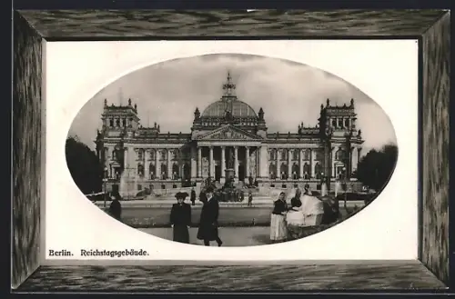 AK Berlin-Tiergarten, Reichtagsgebäude mit Passanten
