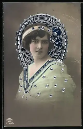 Foto-AK Amag Nr. 61143/4: Junge Dame mit Haarreif, geprägter Rahmen, silber verziert