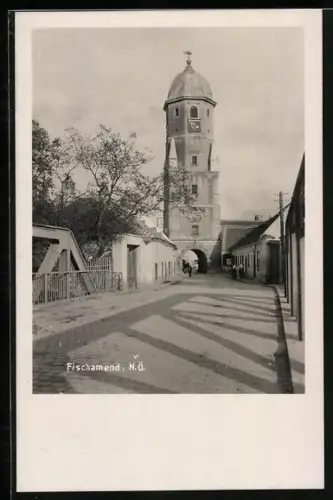 AK Fischamend /N.-Ö., Ortspartie an der Brücke, Blick zum Torbogen