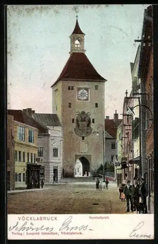 AK Vöcklabruck, Vorstadtplatz mit Stadttor und Geschäften