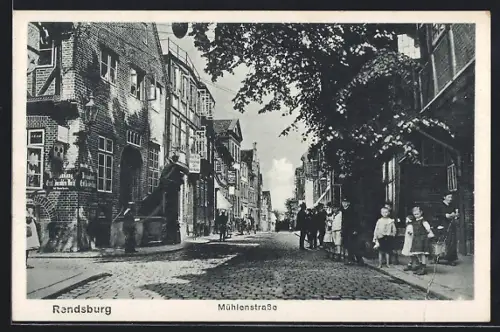 AK Rendsburg, Mühlenstrasse mit Geschäften und Passanten