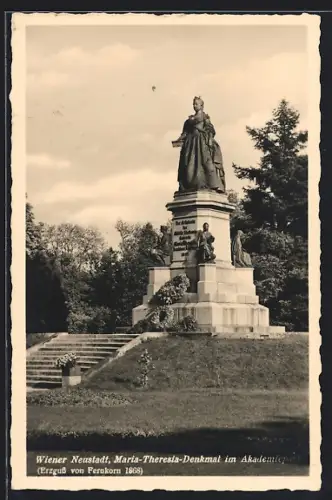 AK Wiener Neustadt, Maria Theresia Denkmal im Park der Kriegsschule