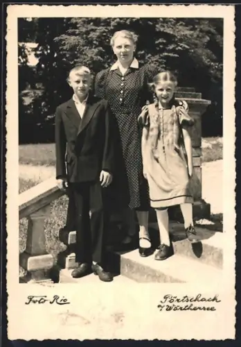 Foto-AK Pörtschach a. Wörthersee, Frau mit zwei Kindern