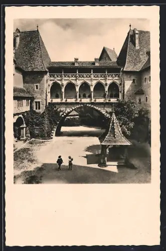 AK Korneuburg, Burg Kreuzenstein, Burghof gegen den Kaschauergang