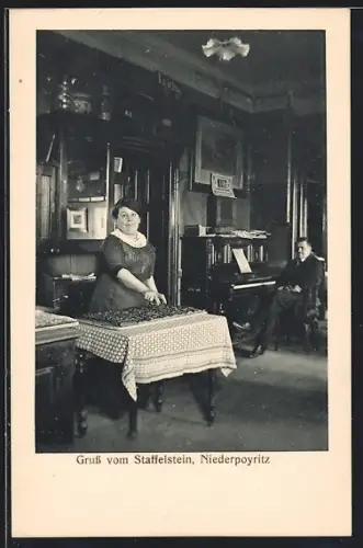 AK Dresden-Niederpoyritz, Gasthaus Staffelstein, Frau mit Kuchenblech, Herr am Klavier