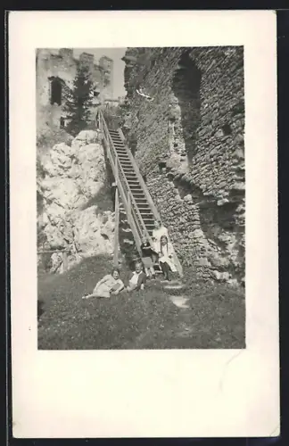 Foto-AK Regen im Bayr. Wald, Treppe an der Burgruine Weissenstein mit Familie