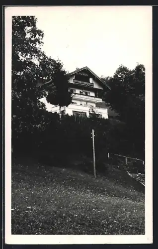 Foto-AK Tegernsee, Blick aus dem Grünen auf ein Wohnhaus
